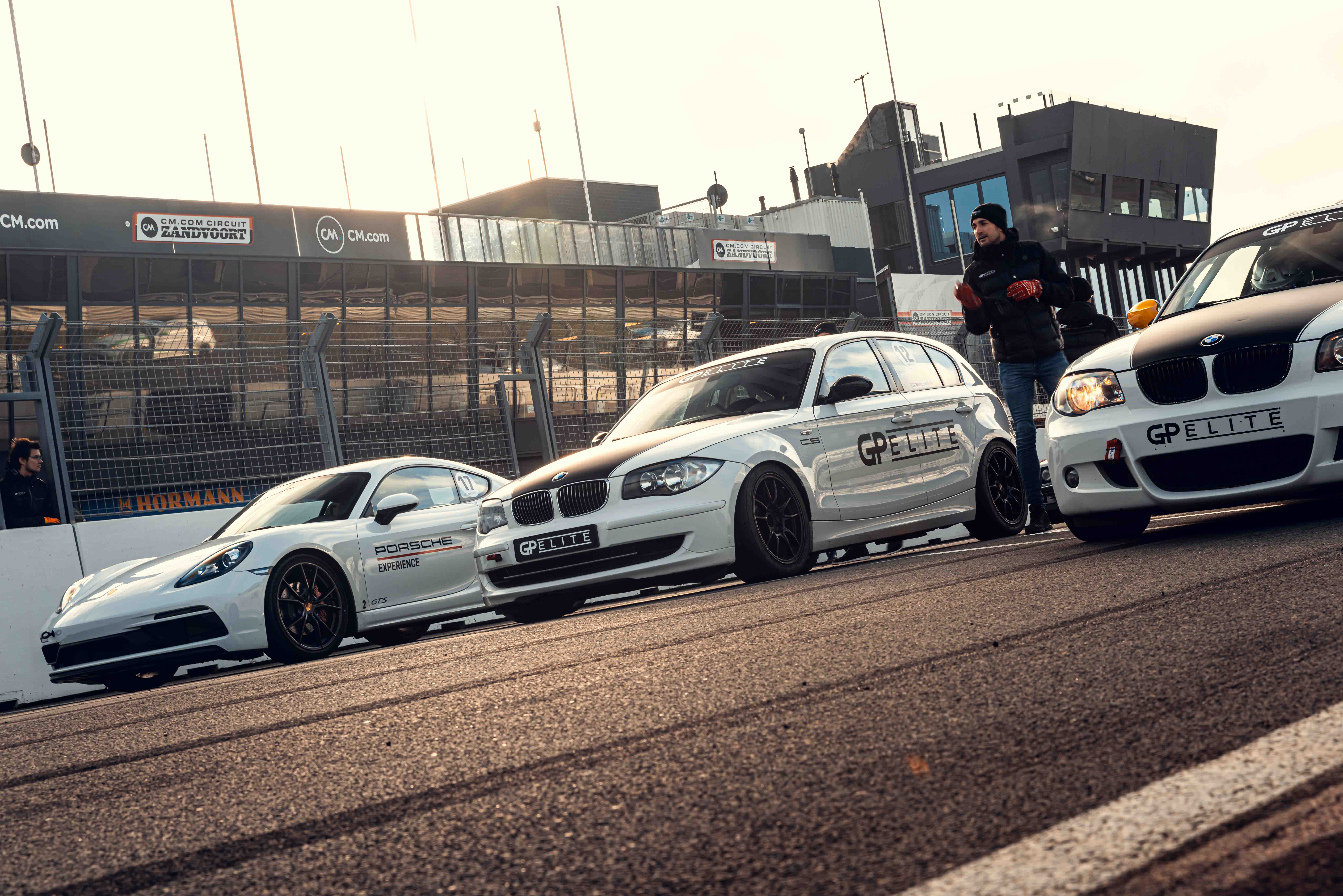 BMW 130i's en Porsche Cayman op Zandvoort tijdens de KNAF Coureuropleiding racelicentie examens
