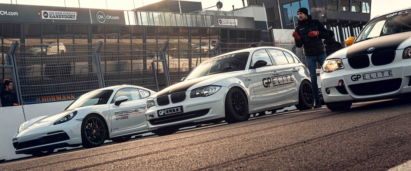 BMW 130i's en Porsche Cayman op Zandvoort tijdens de KNAF Coureuropleiding racelicentie examens