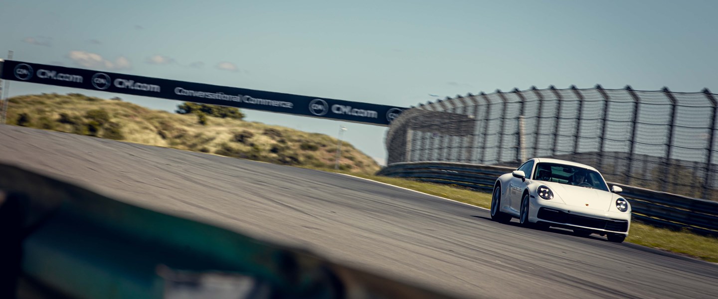 Porsche 911 op Zandvoort tijdens de KNAF Coureuropleiding racelicentie examens